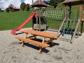 Image Table en mélèze, ajouré, avec bancs